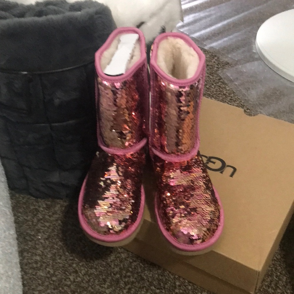 It’s so pinkish purple pair of UGGs sequence sparkly so beautiful never worn